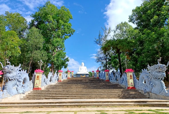 Tượng Phật trong khuôn viên tu viện Nguyên Thiều.