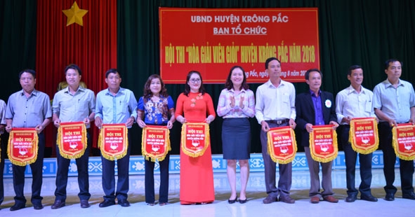 Ban tổ chức tặng Cờ lưu niệm cho các đơn vị dự hội thi. 