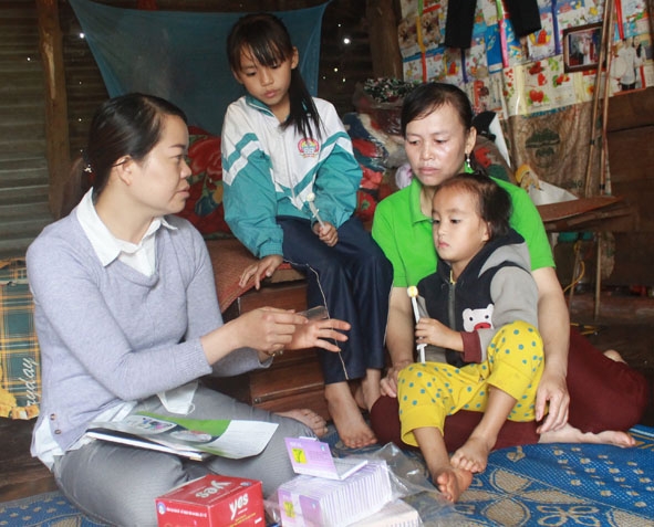 Chị Nguyễn Thị Sương, cộng tác viên dân số buôn Dliê Ya A hướng dẫn chị em cách sử dụng thuốc tránh thai hằng ngày.