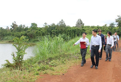 Ông Nguyễn Văn Tỉnh, Tổng cục trưởng Tổng cục Thủy lợi (người đi đầu, bên phải) và đoàn công tác kiểm tra hồ chứa nước trên địa bàn huyện Cư Kuin. 