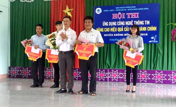 Ban tổ chức trao giải cho các thí sinh đạt thành tích cao trong hội thi.