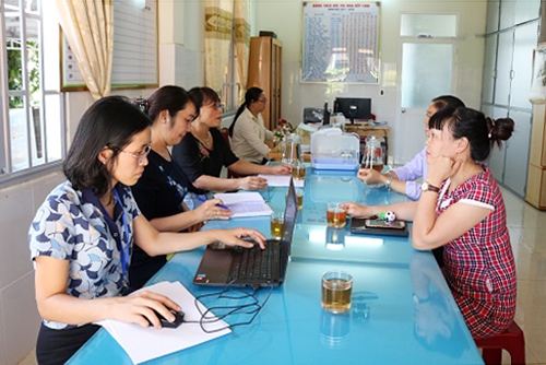 Đoàn kiểm tra làm việc tại trường Mầm non Hướng Dương (phường Tân Hòa)