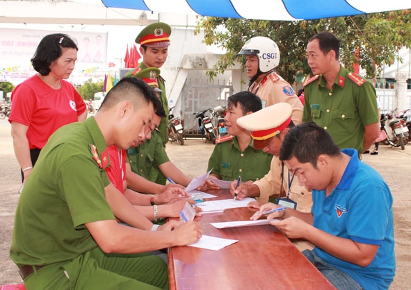 Lực lượng vũ trang huyện Ea Kar đăng ký tham gia hiến máu tình nguyện.  