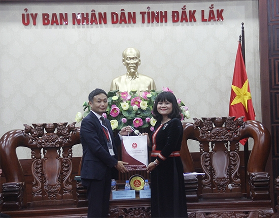 Phó Chủ tịch UBND tỉnh H’Yim Kđoh tặng quà lưu niệm cho đại diện Đoàn doanh nghịêp Nhật Bản