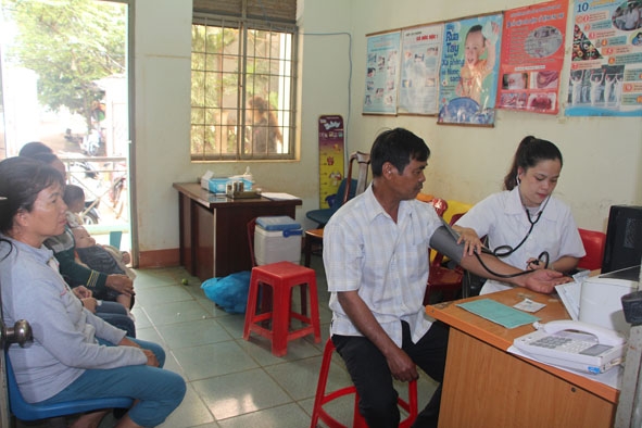 Người dân khám bệnh tại Trạm Y tế xã Hòa Thuận.