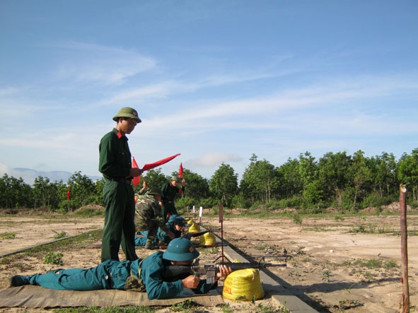 Lực lượng dân quân tự vệ huyện Krông Pắc thực hành bắn đạn thật, sẵn sàng chiến đấu trong mọi tình huống .    