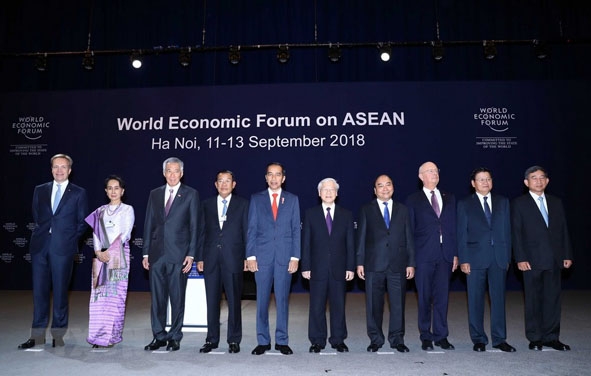 Tổng Bí thư Nguyễn Phú Trọng, Thủ tướng Nguyễn Xuân Phúc, Chủ tịch sáng lập WEF Klaus Schwab (thứ ba, từ phải sang) và các trưởng đoàn tham dự hội nghị chụp ảnh chung. 