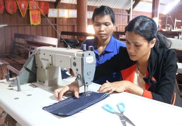 Một lớp dạy nghề may công nghiệp cho phụ nữ dân tộc thiểu số tại buôn Hwiê.