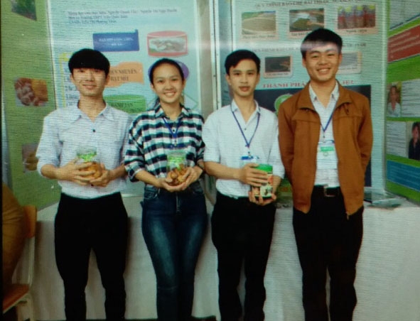 Các em  học sinh Trường THPT Trần Quốc Toản trong một lần  tham gia Cuộc thi  Khoa học  kỹ thuật dành cho học sinh  do Sở GD-ĐT tổ chức. 