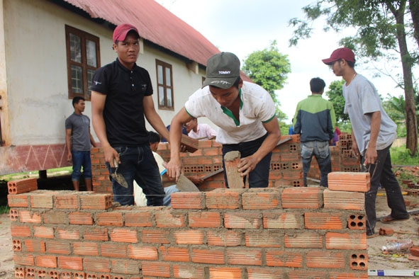 Các học viên xã Ea Tul đang thực hành nghề xây dựng dân dụng.   