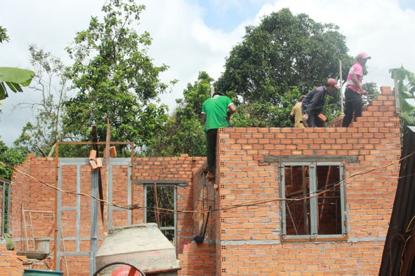Các học viên lớp học nghề xây dựng dân dụng xã Ea Tul đang xây nhà cho gia đình Amí H’Djin ở Buôn Knia, xã Ea Tul.