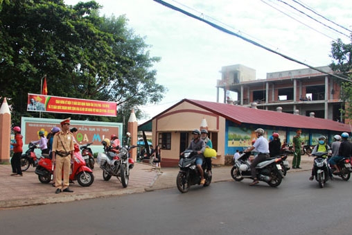 Lực lượng CSGT – Công an TP. Buôn Ma Thuột hướng dẫn giao thông trước cổng Trường Mầm non Họa Mi.