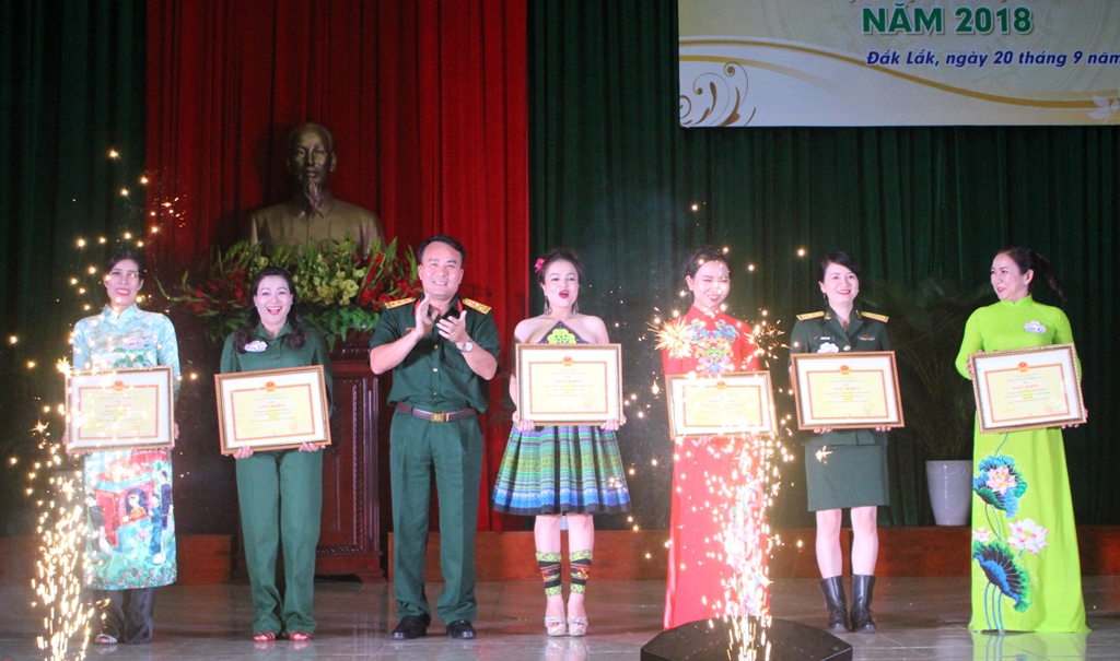 Thượng tá Trần Minh Trọng, Chính ủy Bộ Chỉ huy Quân sự tỉnh trao giải chúc mừng các thí sinh