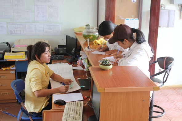 Người dân đến giao dịch tại Bưu điện văn hóa xã Ea Na (huyện Krông Ana).