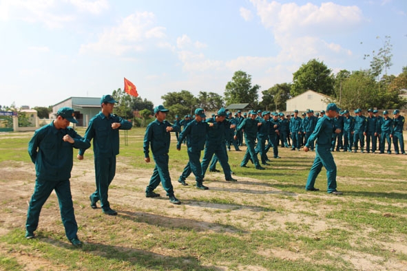 Dân quân xã Khuê Ngọc Điền tích cực huấn luyện trên thao trường.    