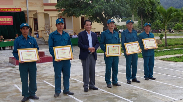 Đại diện Ban Chỉ huy Quân sự xã Khuê Ngọc Điền (thứ 2, bên phải) nhận Giấy khen của UBND huyện trong lễ ra quân huấn luyện 2017.