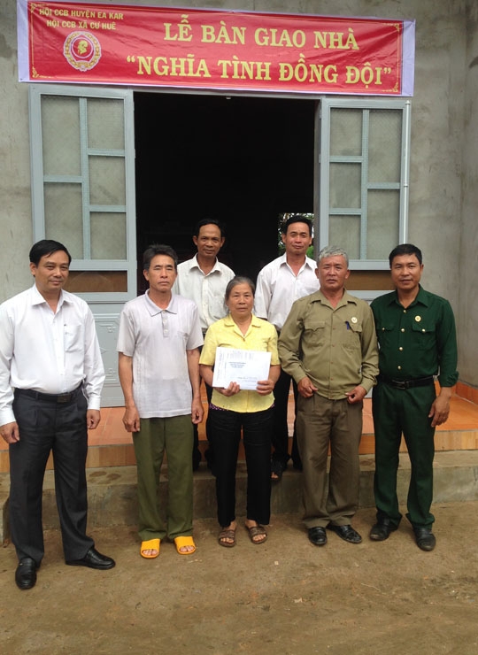 Hội CCB huyện Ea Kar trao nhà Nghĩa tình đồng đội tặng gia đình bà Lê Thị Liên  ở thôn Đoàn Kết, xã Cư Huê.