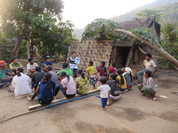 Kiểm lâm VQG Chư Yang Sin tuyên truyền công tác quản lý, bảo vệ rừng cho người dân vùng đệm.