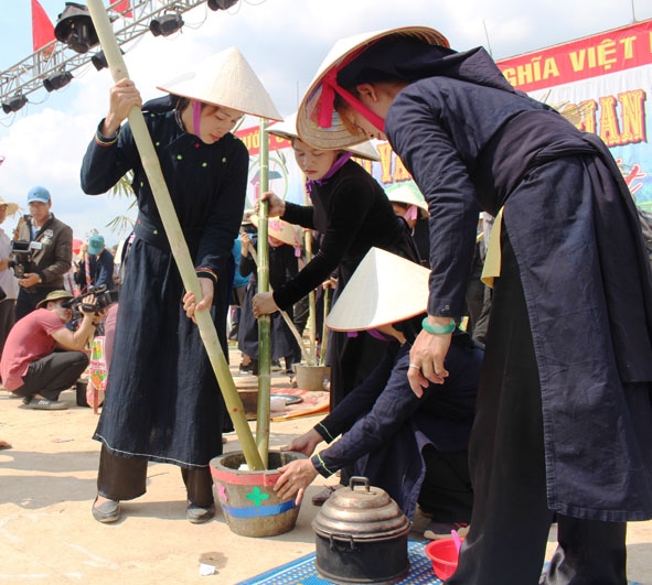 Các mẹ, các chị tham gia giã bánh dày tại Lễ hội Văn hóa dân gian Việt Bắc năm 2018 tại xã Ea Tam, huyện Krông Năng. 