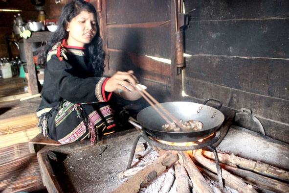Cô gái Êđê bên bếp lửa truyền thống. 
