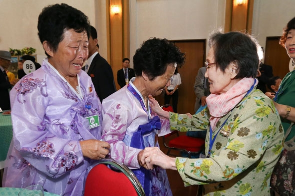 Cụ Han Shin-ja (phải), 99 tuổi, ở Hàn Quốc gặp em gái Kim Kyong Sil (giữa), 72 tuổi, và Kim Kyong Young (trái),  71 tuổi, ở Triều Tiên trong buổi đoàn tụ ở khu nghỉ dưỡng núi Kumgang ngày 20-8-2018. (Ảnh: AFP/TTXVN)