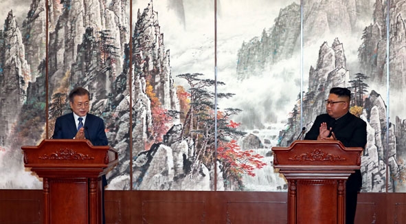 Nhà lãnh đạo Triều Tiên Kim Jong-un (phải) và Tổng thống Hàn Quốc Moon Jae-in tại cuộc họp báo chung thông báo kết quả Hội nghị thượng đỉnh liên Triều ở Bình Nhưỡng ngày 19-9-2018. (Ảnh: AFP/TTXVN)