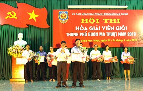 Ông Lưu Văn Khôi – Phó Chủ tịch UBND TP. Buôn Ma Thuột, Trường Ban Tổ chức Hội thi trao giải Nhất tập thể cho đơn vị phường Tân Thành.