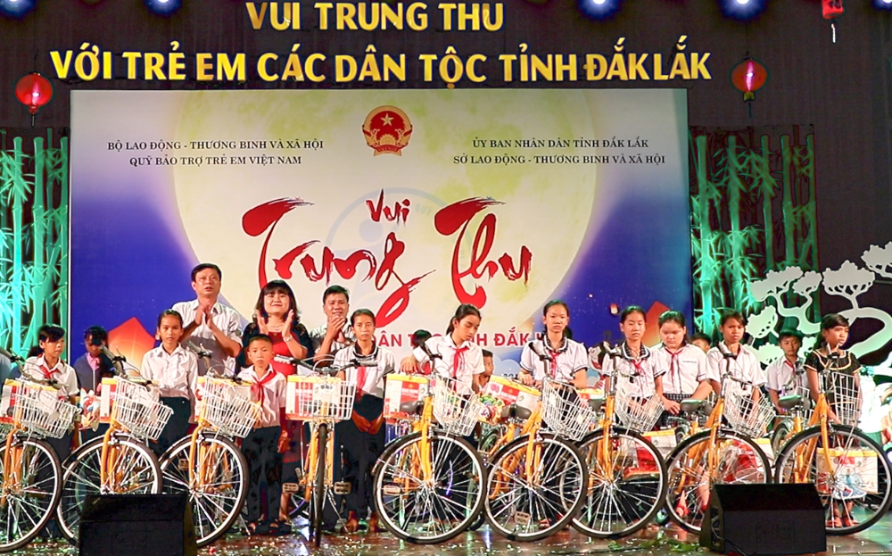 50 xe đạp với tổng trị giá 85 triệu đồng được trao cho các em tại Chương trình. Ảnh: Hoàng Gia