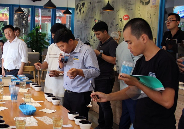 Hội đồng thử nếm cà phê đặc sản được tổ chức tại TP. Buôn Ma Thuột vào cuối tháng 6-2018. 