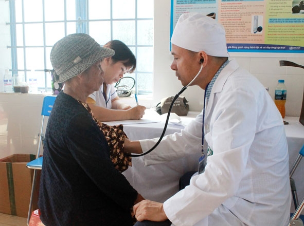 Bác sĩ Vũ Ngọc Trung, Bệnh viện Đại học Quốc gia Hà Nội khám bệnh cho người dân. 