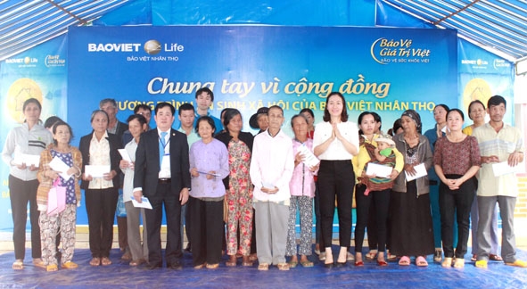 Đại diện Công ty Bảo Việt Nhân thọ Đắk Lắk và chính quyền địa phương tặng quà cho các bệnh nhân có hoàn cảnh khó khăn, gia đình chính sách xã Krông Búk (huyện Krông Pắc).