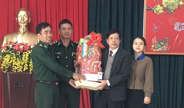 Ông Phan Quốc Lương, Phó Chủ tịch thường trực Công đoàn cơ sở Agribank Đắk Lắk  tặng quà cán bộ, chiến sĩ Tiểu đoàn Huấn luyện cơ động nhân dịp Xuân Mậu Tuất 2018. 