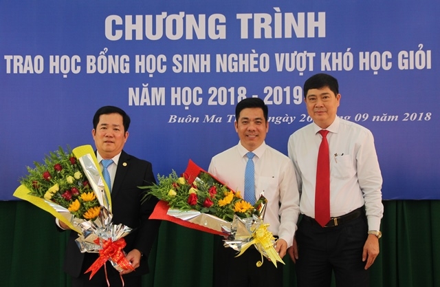  Giám đốc Sở GD-ĐT Phạm Đăng Khoa tặng hoa cảm ơn các đơn vị trao học bổng.