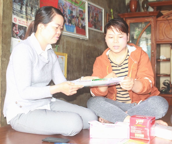 Cộng tác viên dân số buôn Dliê Ya A,  xã Dliê Ya, huyện  Krông Năng  tư vấn  cho chị em  lựa chọn phương tiện tránh thai theo hình thức xã hội hóa. 