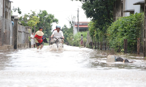 Khoảng 9 giờ, ngày 27-9,  tại nhiều tuyến đường thôn 6,  xã Ea Bar,  nước vẫn  ngập sâu. 