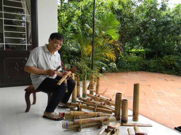 Biểu diễn và so sánh tiện ích giữa Ching Kram truyền thống và Ching Kram do nghệ sĩ Nguyễn Đức cải tiến, sáng tạo.