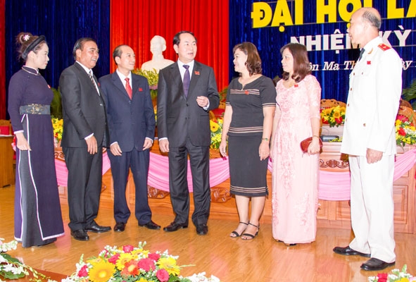 Đồng chí Trần Đại Quang (đứng giữa) trò chuyện với các đại biểu tham dự Đại hội đại biểu Đảng bộ tỉnh Đắk Lắk lần thứ XVI.    