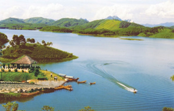 Vẻ đẹp thơ mộng của hồ Thác Bà (nguồn: http://doingoai.yenbai.gov.vn)