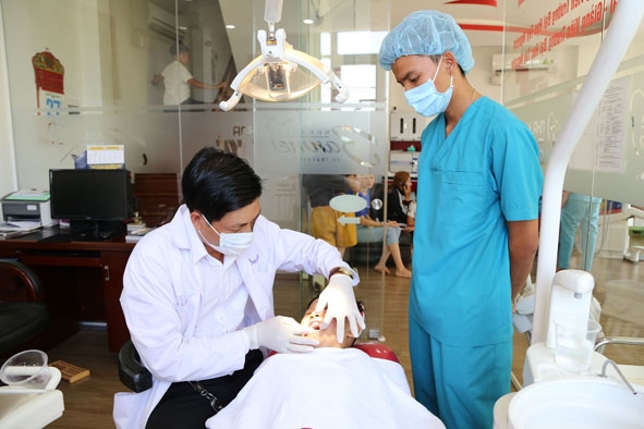 Khám răng cho trẻ tại một phòng khám nha khoa ở TP. Buôn Ma Thuột.  