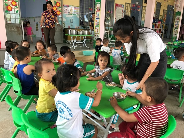 Giờ ăn trưa của các cháu ở một trường mầm non trên địa bàn huyện Lắk