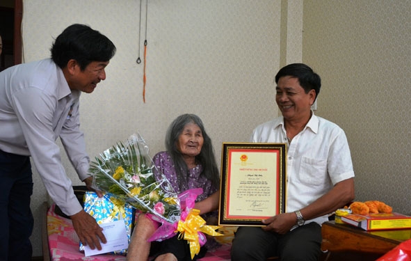 Lãnh đạo TP. Buôn Ma Thuột đến thăm và tặng quà mừng thọ cụ Phạm Thị Bẻn (phường Tự An) tròn 100 tuổi. 