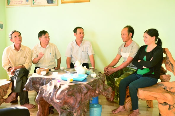 Lãnh đạo Ủy ban Mặt trận Tổ quốc Việt Nam huyện và xã Ea Kuăng thăm hỏi gia đình anh Nguyễn Văn Chung (thứ 2 từ phải sang). 