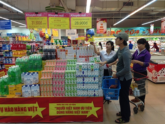 Người dân mua hàng tại siêu thị Co.opMart Buôn Ma Thuột
