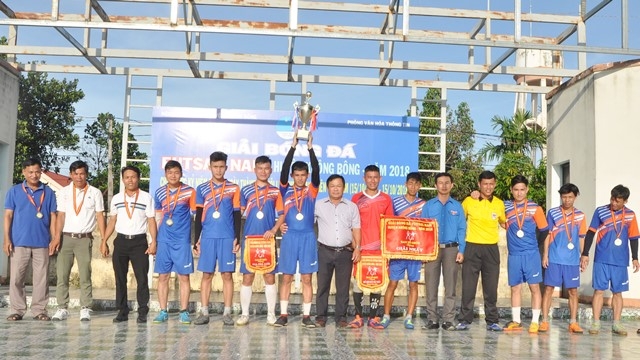 Ban tổ chức trao Cúp vô địch cho đội bóng xã Hòa Sơn.