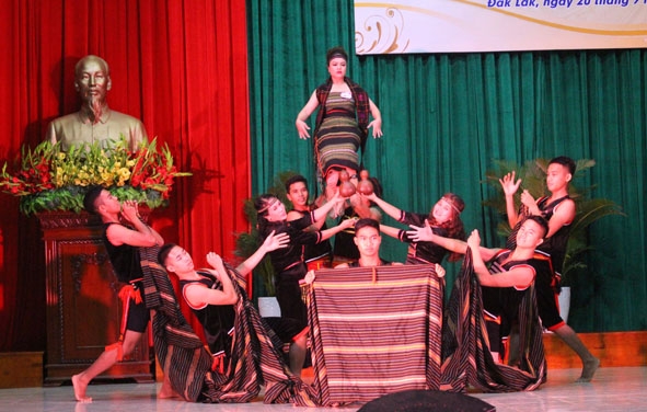 Phần thi biểu diễn thời trang của thí sinh Nguyễn Thị Trường Giang và đồng đội.  
