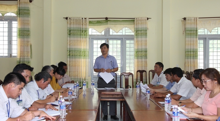 Trưởng phòng CCHC (Sở Nội vụ) Lê Trần Vinh phát biểu kết luận buổi làm việc tại thị trấn Liên Sơn. 