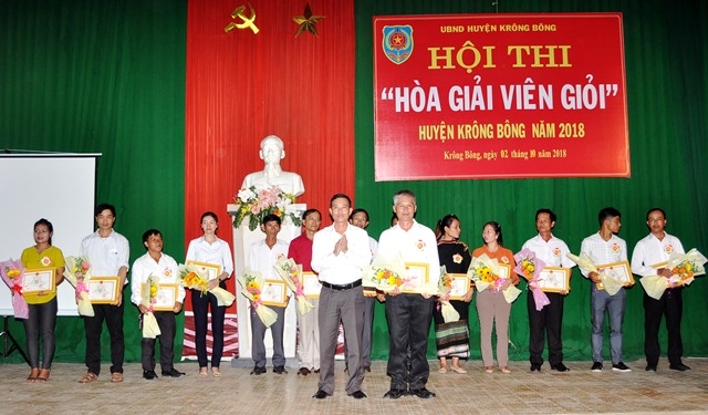 Phó Bí thư Thường trực Huyện ủy Krông Bông Lê Văn Long trao giải cho các cá nhân đạt thành tích xuất sắc tại hội thi.