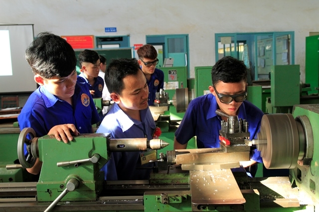 Sinh viên Trường Cao đẳng Kinh tế Đắk Lắk đang thực hành nghề. Ảnh minh họa