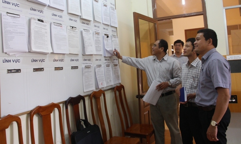 Đoàn kiểm tra CCHC của tỉnh kiểm tra việc niêm yết các thủ tục hành chính tại Bộ phận một cửa của UBND huyện Lắk. 