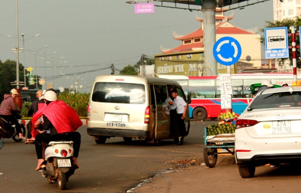 Một xe đón khách sai quy định tại khu vực chờ xe buýt trên đường Nguyễn Tất Thành (TP. Buôn Ma Thuột).    